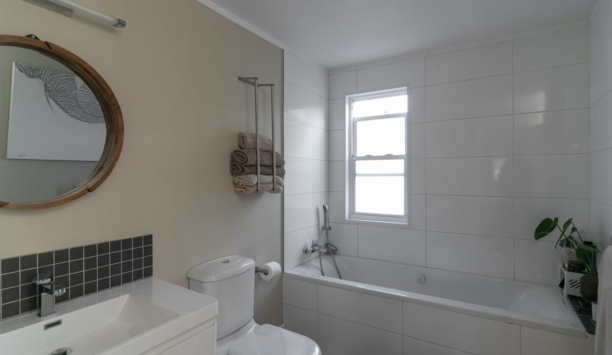 12 - En-suite bathroom