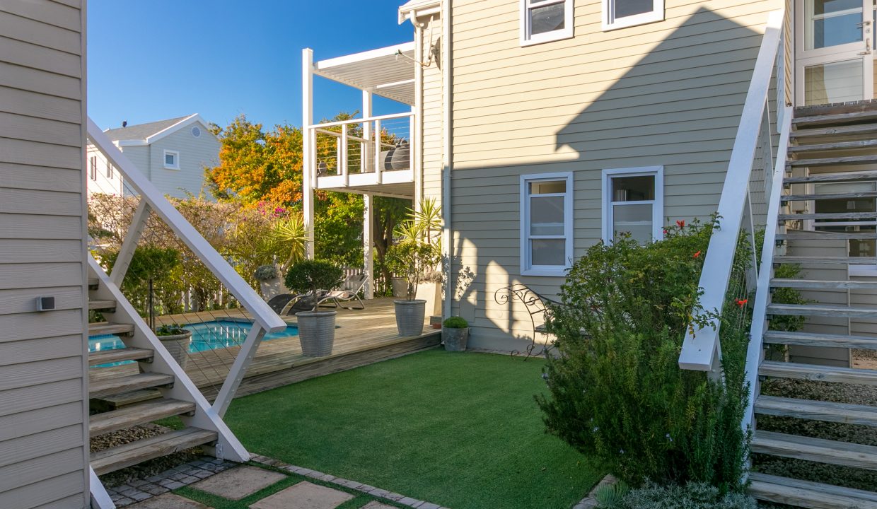 18 - Left stairs - flatlet _ right stairs - main home